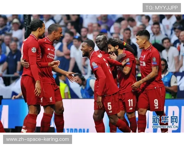 欧冠赛场上的报纸阅读：球迷对战术足球的无声抗议